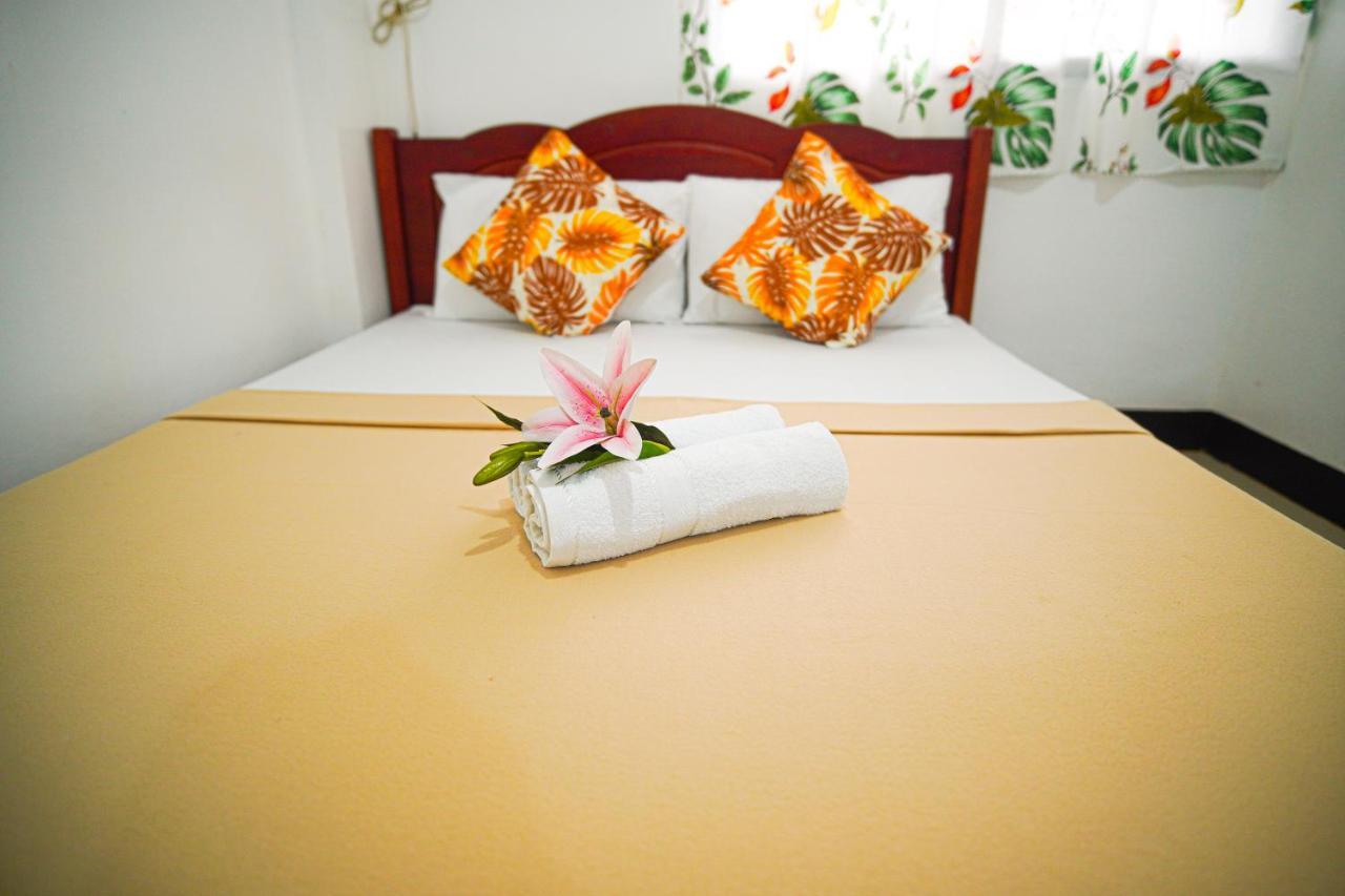 Amparo'S Tourist Inn - コロン エクステリア 写真